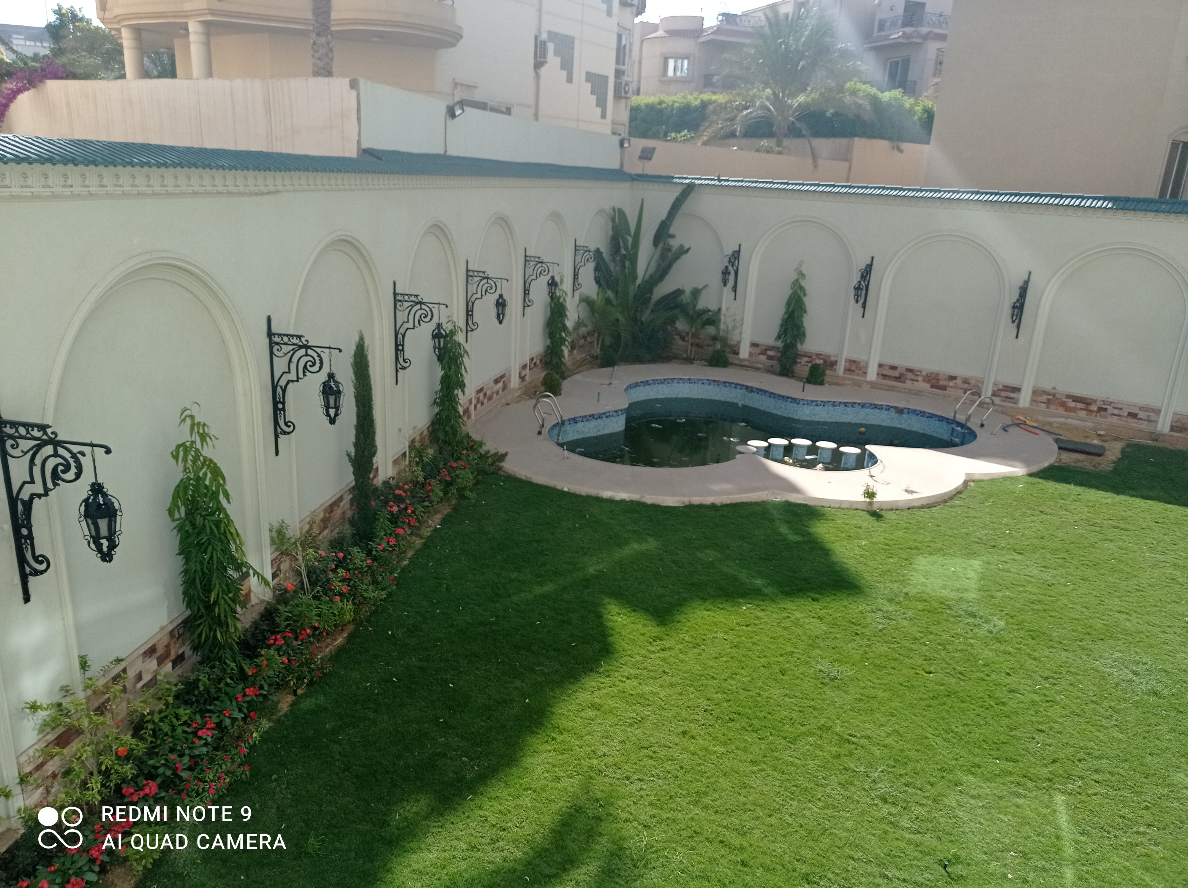 أعمال إنشاءات المسطحات الخضراء وشبكة الري الأوتوماتيكي بفيلا منطقة الشويفات بالتجمع الخامس