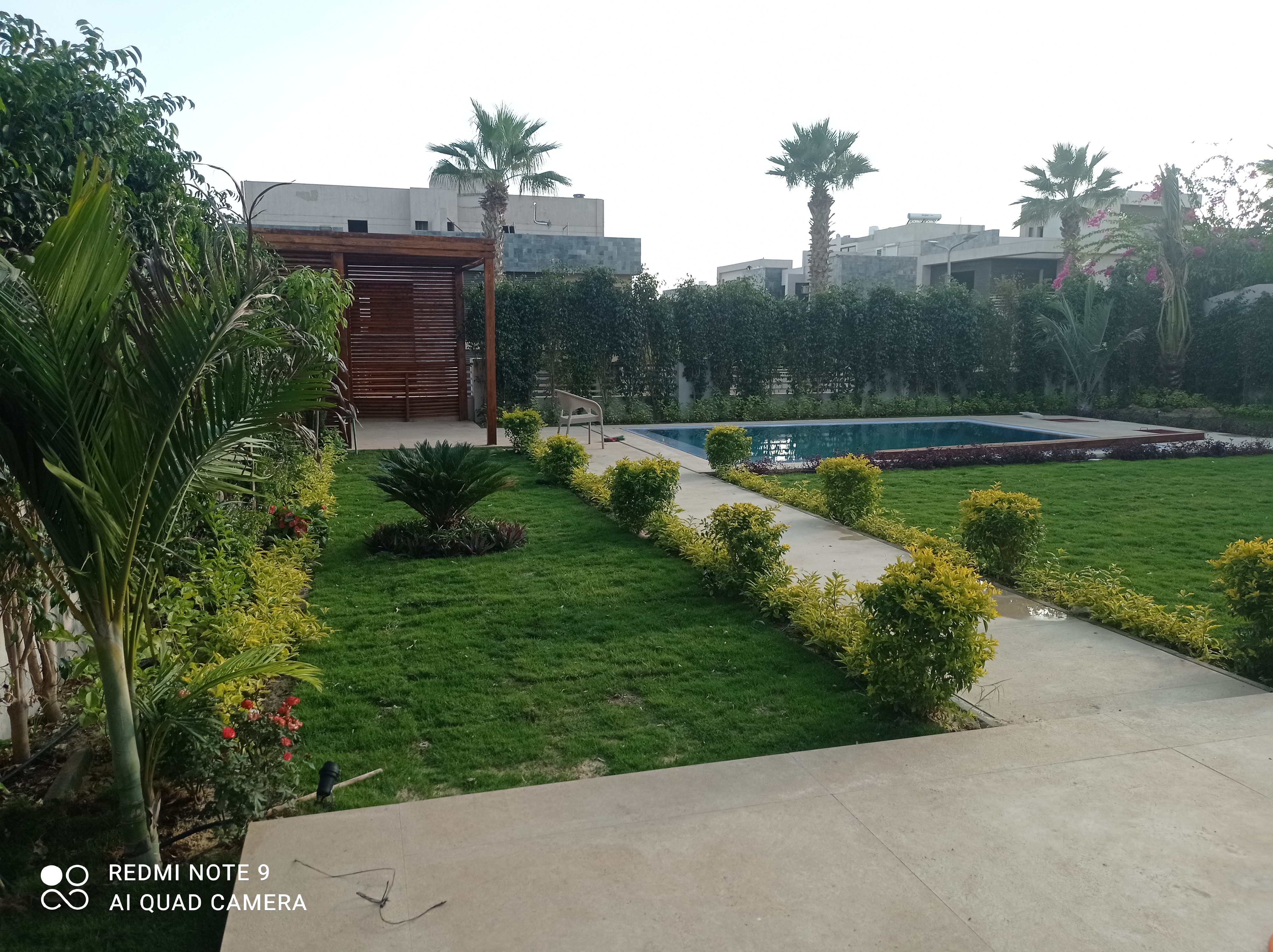 أعمال إنشاء شبكة ري وتوريد وزراعة نباتات بفيلا خاصة بكمبوند الكرمة بمنطقة الشيخ زايد